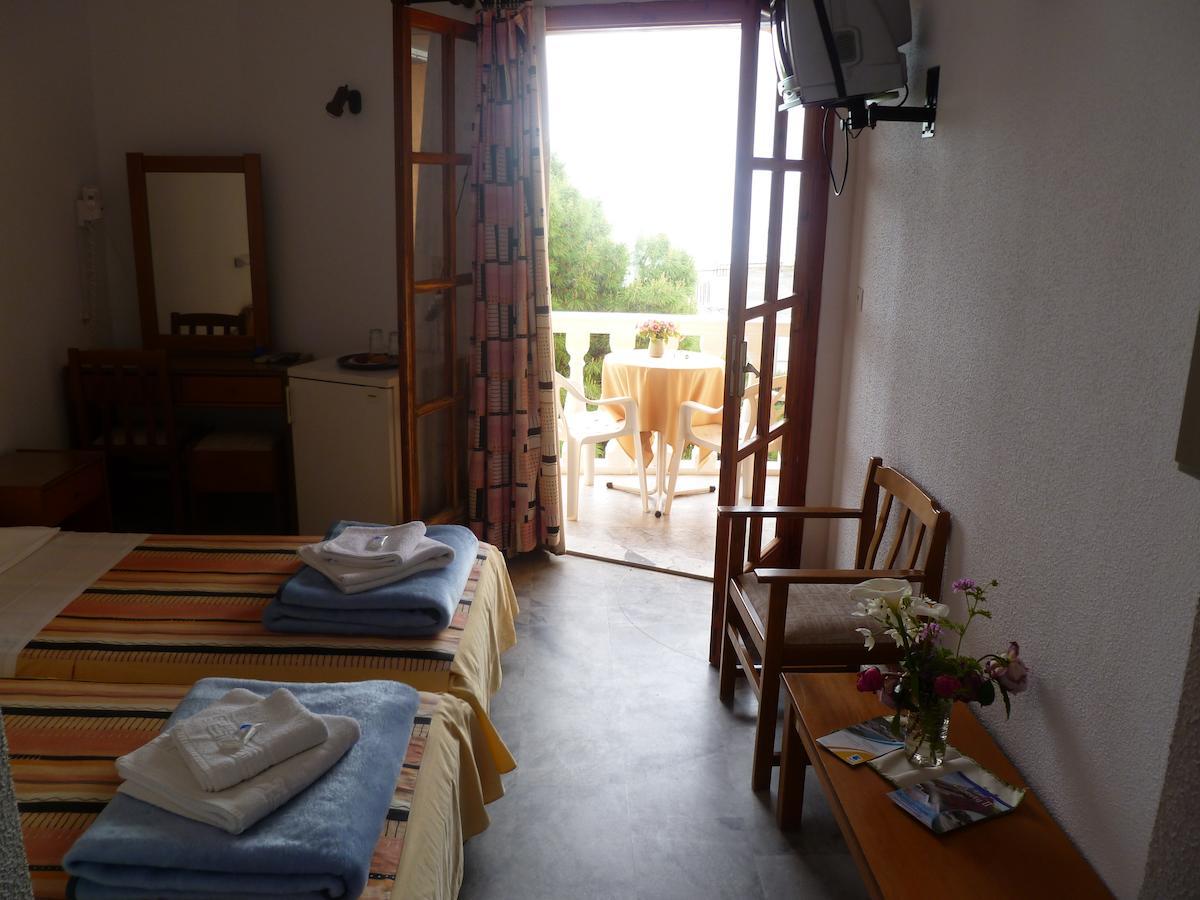 Liberty II Hotell Agia Marina  Rum bild